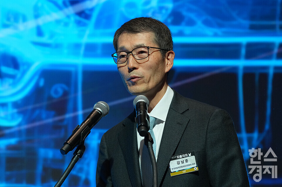 강남훈 한국자동차모빌리티산업연합회(KAIA) 회장이 9일 오후 서울 서초구 반포동 JW메리어트 호텔 서울에서 열린 제21회 자동차의 날 기념식에서 기념사를 하고 있다. /최대성 기자 dpdaesung@sporbiz.co.kr 2024.05.09.