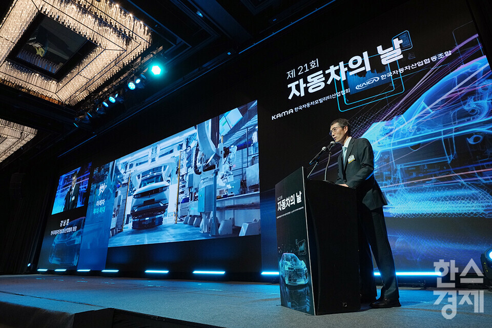강남훈 한국자동차모빌리티산업연합회(KAIA) 회장이 9일 오후 서울 서초구 반포동 JW메리어트 호텔 서울에서 열린 제21회 자동차의 날 기념식에서 기념사를 하고 있다. /최대성 기자 dpdaesung@sporbiz.co.kr 2024.05.09.