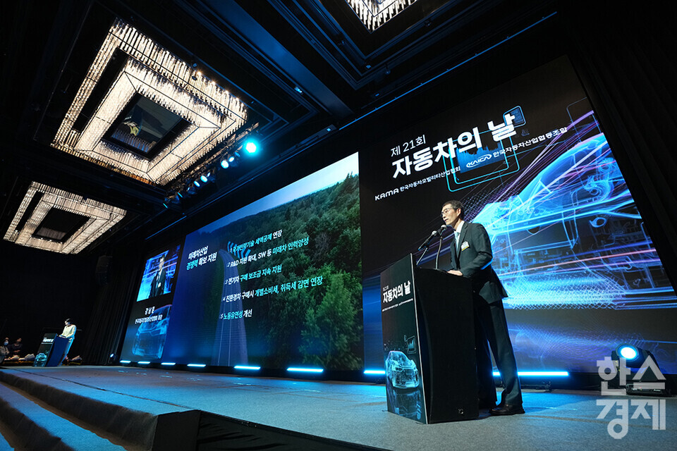 강남훈 한국자동차모빌리티산업연합회(KAIA) 회장이 9일 오후 서울 서초구 반포동 JW메리어트 호텔 서울에서 열린 제21회 자동차의 날 기념식에서 기념사를 하고 있다. /최대성 기자 dpdaesung@sporbiz.co.kr 2024.05.09.