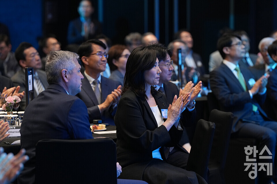 9일 오후 서울 서초구 반포동 JW메리어트 호텔 서울에서 제21회 자동차의 날 기념식이 열리고 있다. 참석한 주요 내빈들이 박수를 치고 있다. /최대성 기자 dpdaesung@sporbiz.co.kr 2024.05.09.