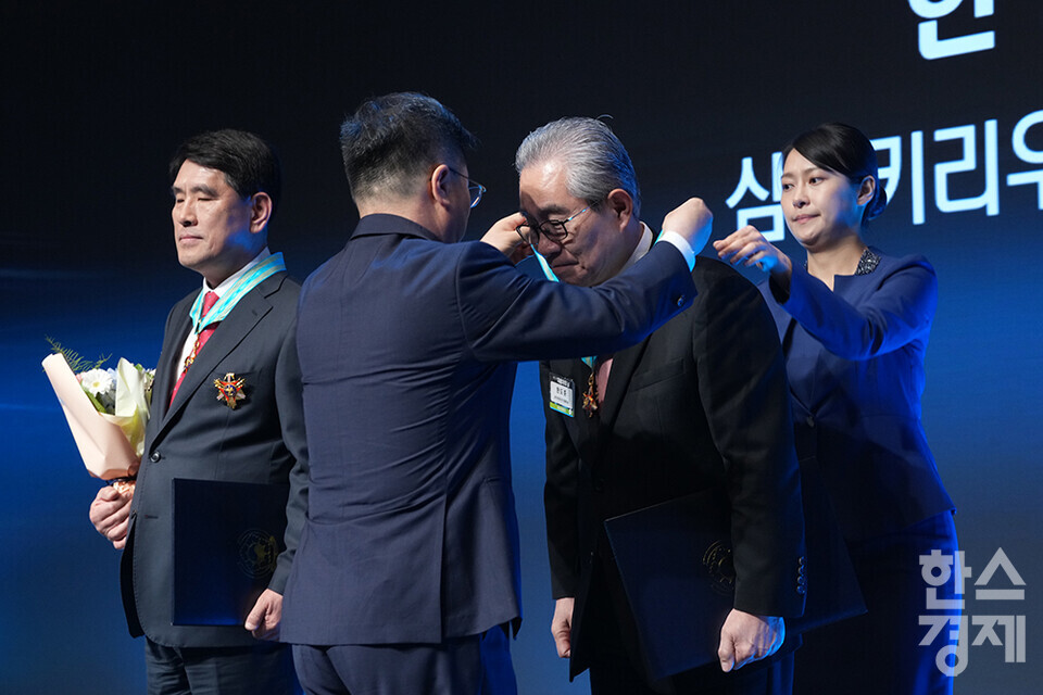 9일 오후 서울 서초구 반포동 JW메리어트 호텔 서울에서 제21회 자동차의 날 기념식이 열리고 있다. 한도준 삼익키리우 대표이사가 동탑 산업훈장을 수상하고 있다. /최대성 기자 dpdaesung@sporbiz.co.kr 2024.05.09.