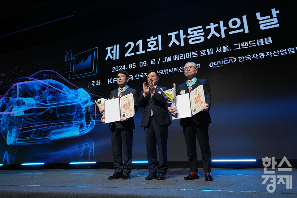 강경성 산업통상자원부 1차관(가운데)이 9일 오후 서울 서초구 JW메리어트호텔 그랜드볼룸에서 열린 제21회 자동차의 날 기념식에서 은탑 산업훈장을 받은 양희원 현대자동차 사장(왼쪽), 동탑 산업훈장을 받은 한도준 삼익키리우 대표이사와 기념촬영을 하고 있다. /최대성 기자 dpdaesung@sporbiz.co.kr 2024.05.09.