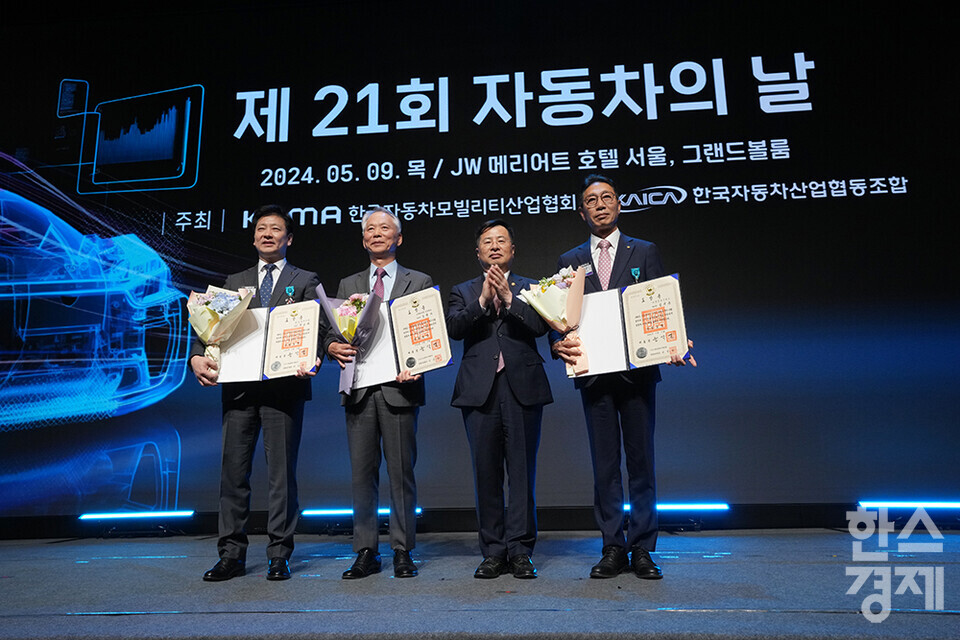 강경성 산업통상자원부 1차관(오른쪽에서 두번째)이 9일 오후 서울 서초구 JW메리어트호텔 그랜드볼룸에서 열린 제21회 자동차의 날 기념식에서 산업포장을 받은 김지훈 선일다이파스 대표이사, 박동재 르노코리아 디렉터, 오정기 현대하이텍 대표이사와 기념촬영을 하고 있다. /최대성 기자 dpdaesung@sporbiz.co.kr 2024.05.09.