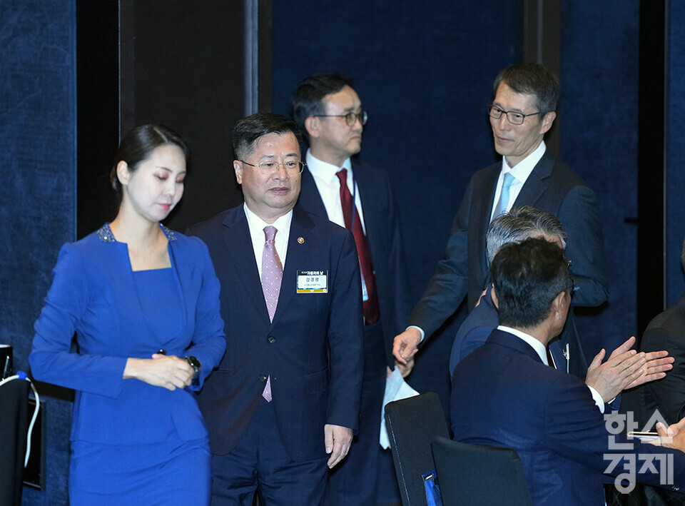 강경성 산업통상자원부 1차관을 비롯한 주요 내빈들이 9일 오후 서울 서초구 반포동 JW메리어트 호텔 서울에서 열린 제21회 자동차의 날 기념식에 참석하고 있다. /최대성 기자 dpdaesung@sporbiz.co.kr 2024.05.09.