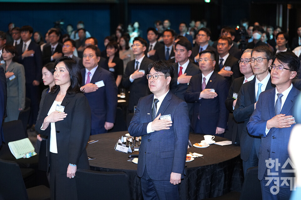 9일 오후 서울 서초구 반포동 JW메리어트 호텔 서울에서 제21회 자동차의 날 기념식이 열리고 있다. 참석한 주요 내빈들이 국민의례를 하고 있다. /최대성 기자 dpdaesung@sporbiz.co.kr 2024.05.09.