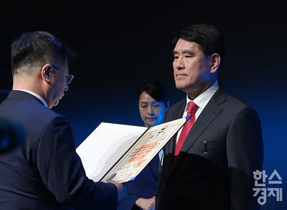 9일 오후 서울 서초구 반포동 JW메리어트 호텔 서울에서 제21회 자동차의 날 기념식이 열리고 있다. 양희원 현대자동차 사장이 은탑 산업훈장을 수상하고 있다. /최대성 기자 dpdaesung@sporbiz.co.kr 2024.05.09.