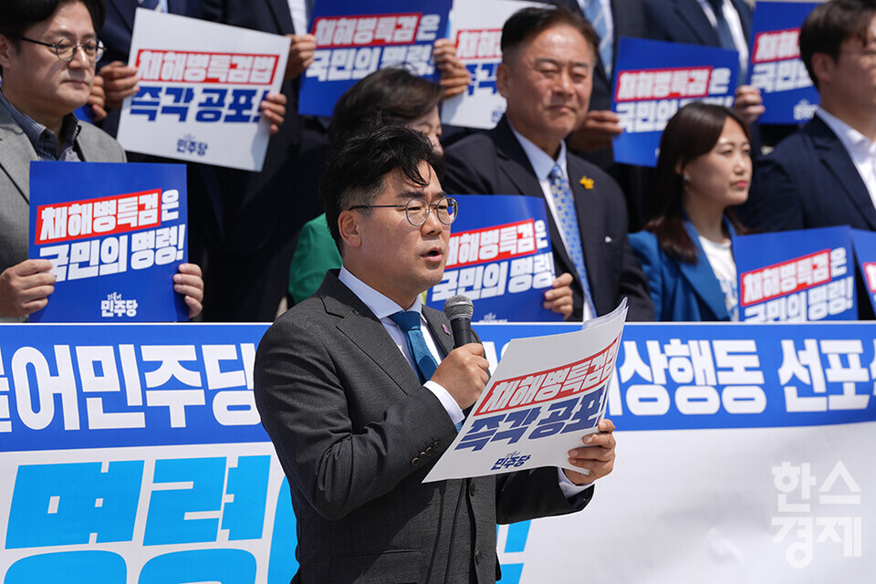 박찬대 더불어민주당 원내대표가 10일 오전 서울 여의도 국회 본청 앞 계단에서 열린 '채해병 특검 관철을 위한 더불어민주당 초선 당선인 비상행동 선포식'에서 모두발언을 하고 있다. /최대성 기자 dpdaesung@sporbiz.co.kr 2024.05.10.