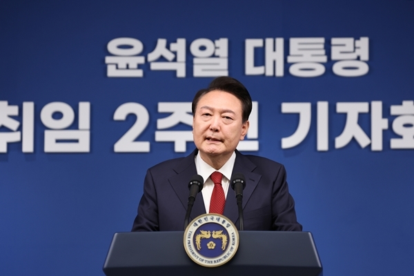 윤석열 대통령이 9일 오전 서울 용산 대통령실 청사 브리핑실에 취임 2주년을 맞아 기자회견을 하고 있다. / 연합뉴스