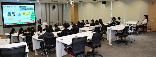 한전KDN이 나주교육지원청과 협업 프로그램인 '나주혁신도시 공공기관 진로투어'를 운영했다. 매성중 학생들이 한전KDN 사내전문가의 특강을 듣고 있다. / 한전KDN 제공
