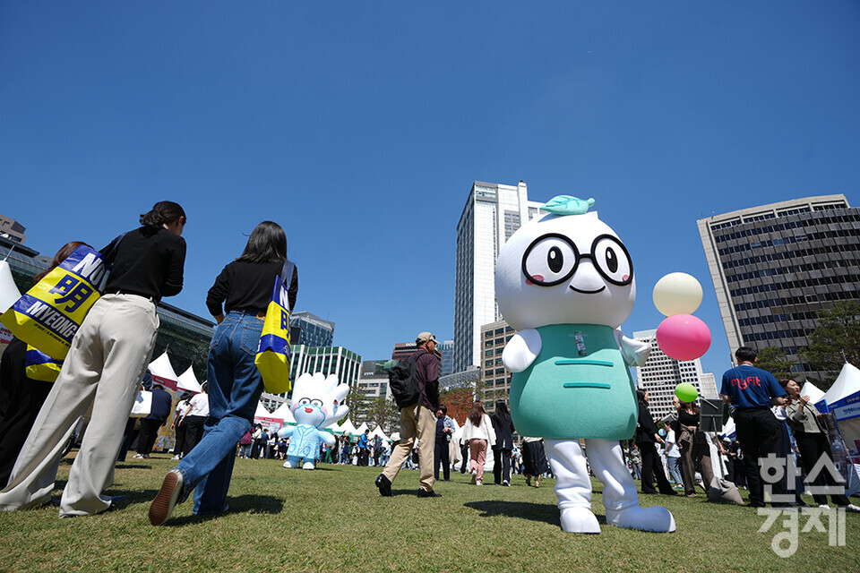 많은 시민들이 13일 오후 서울 중구 서울광장에서 열린 제23회 식품안전의 날 홍보 부스를 둘러보고 있다. 이날 행사에는 디지털 식품안전관리, 신기술 적용 식품, 국민안심 정책을 주제로 정부와 식품기업들이 참여하는 다양한 홍보관이 운영됐다. /최대성 기자 dpdaesung@sporbiz.co.kr 2024.05.13.