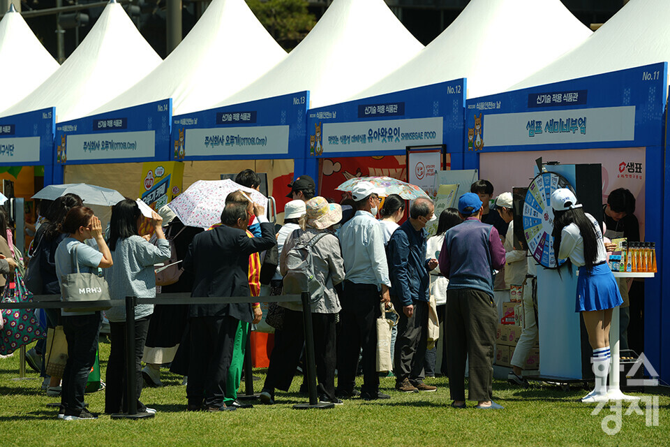 많은 시민들이 13일 오후 서울 중구 서울광장에서 열린 제23회 식품안전의 날 홍보 부스를 둘러보고 있다. 이날 행사에는 디지털 식품안전관리, 신기술 적용 식품, 국민안심 정책을 주제로 정부와 식품기업들이 참여하는 다양한 홍보관이 운영됐다. /최대성 기자 dpdaesung@sporbiz.co.kr 2024.05.13.