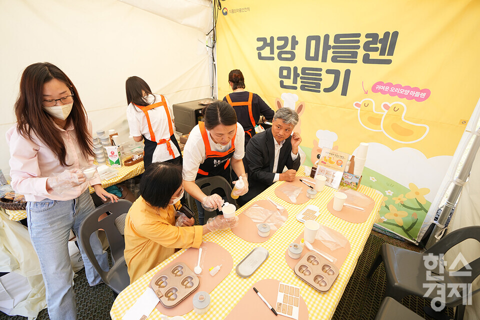 시민들이 13일 오후 서울 중구 서울광장에서 열린 제23회 식품안전의 날 홍보관서 건강 마들렌 만들기 체험을 하고 있다. 이날 행사에는 디지털 식품안전관리, 신기술 적용 식품, 국민안심 정책을 주제로 정부와 식품기업들이 참여하는 다양한 홍보관이 운영됐다. /최대성 기자 dpdaesung@sporbiz.co.kr 2024.05.13.