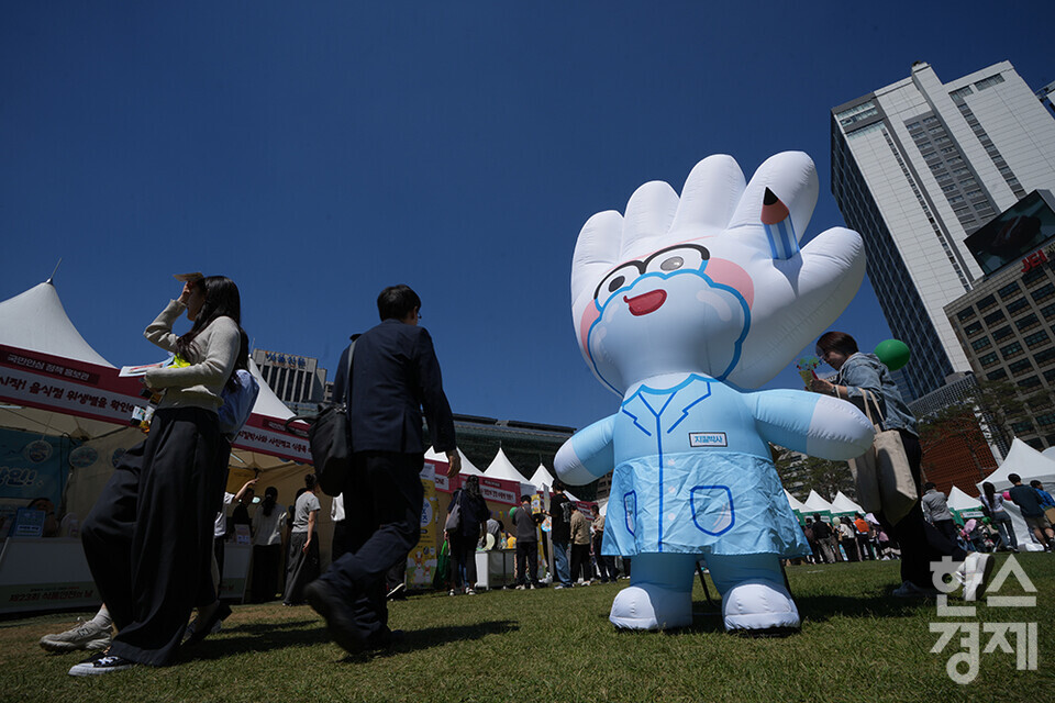 시민들이 13일 오후 서울 중구 서울광장에서 열린 제23회 식품안전의 날에 지킬박사 풍선 조형물이 사람들의 시선을 끌고 있다. 이날 행사에는 디지털 식품안전관리, 신기술 적용 식품, 국민안심 정책을 주제로 정부와 식품기업들이 참여하는 다양한 홍보관이 운영됐다. /최대성 기자 dpdaesung@sporbiz.co.kr 2024.05.13.