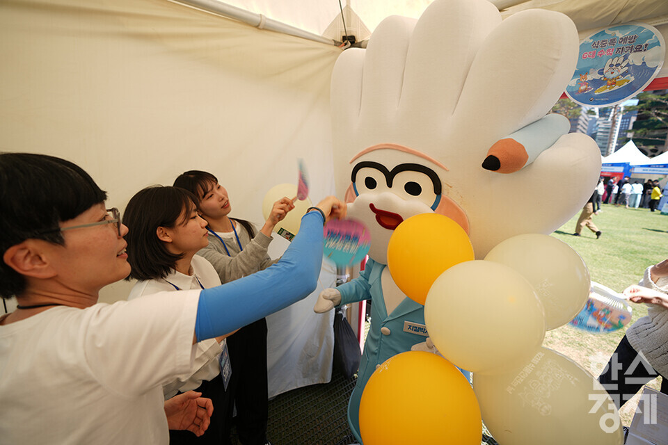 시민들이 13일 오후 서울 중구 서울광장에서 열린 제23회 식품안전의 날에 인형탈의 쓴 지킬박사에게 부채를 부치고 있다. 이날 행사에는 디지털 식품안전관리, 신기술 적용 식품, 국민안심 정책을 주제로 정부와 식품기업들이 참여하는 다양한 홍보관이 운영됐다. /최대성 기자 dpdaesung@sporbiz.co.kr 2024.05.13.