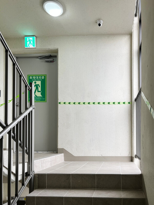 용인특례시가 아파트와 학교 등 766곳에 옥상 피난 유도 설비를 배부했다./ 용인특례시 제공