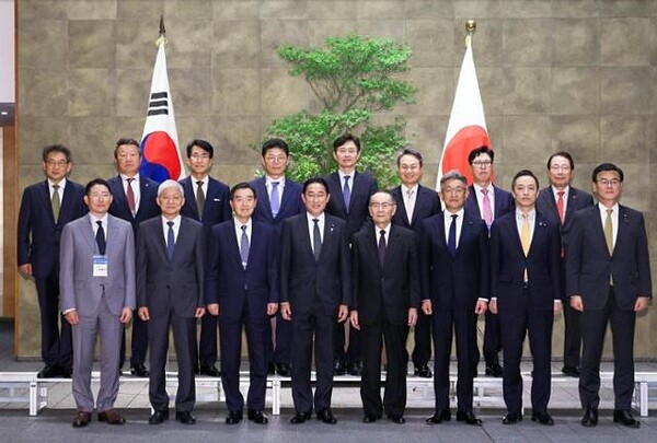 김윤 삼양홀딩스 회장 등 한일경제인회의 참석차 방일한 재계 인사들이 13일 도쿄 총리 관저에서 기시다 후미오 일본 총리를 예방한 뒤 기념촬영을 하고 있다. 앞줄 왼쪽부터 조현준 효성그룹 회장, 윤덕민 주일한국대사, 김 회장, 기시다 총리, 사사키 미키오 일한경제협회 회장. 뒷줄 왼쪽 여섯 번째는 진옥동 신한금융지주 회장. 한일경제협회 제공