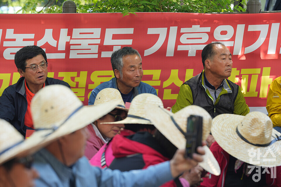 전국농민회총연맹 등 8개 농민단체가 모인 농민의길이 14일 오후 서울 여의도 국회 앞에서 기후재난시대 농민생존권대책촉구 결의대회를 열고 있다. 농민들이 어두운 표정으로 연단을 바라보고 있다. /최대성 기자 dpdaesung@sporbiz.co.kr 2024.05.14.