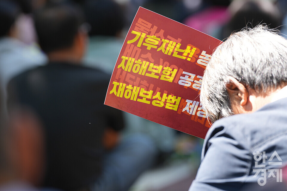 전국농민회총연맹 등 8개 농민단체가 모인 농민의길이 14일 오후 서울 여의도 국회 앞에서 기후재난시대 농민생존권대책촉구 결의대회를 열고 있다. 한 농민이 손피켓을 들고 있다. /최대성 기자 dpdaesung@sporbiz.co.kr 2024.05.14.