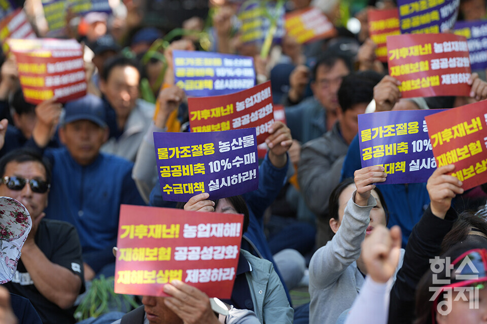 전국농민회총연맹 등 8개 농민단체가 모인 농민의길이 14일 오후 서울 여의도 국회 앞에서 기후재난시대 농민생존권대책촉구 결의대회를 열고 있다. 참석한 농민들이 피켓을 들고 구호를 외치고 있다. /최대성 기자 dpdaesung@sporbiz.co.kr 2024.05.14.
