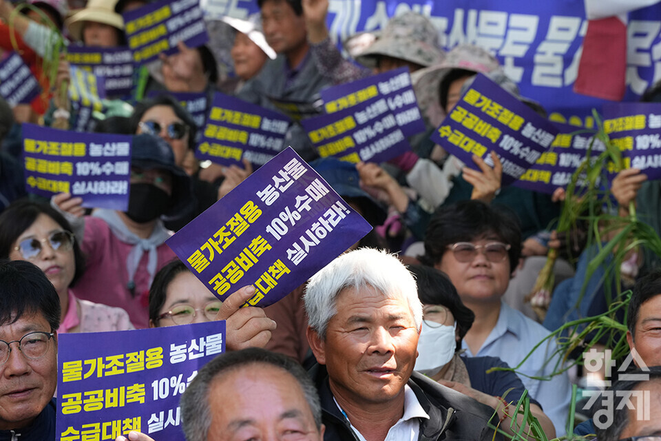 전국농민회총연맹 등 8개 농민단체가 모인 농민의길이 14일 오후 서울 여의도 국회 앞에서 기후재난시대 농민생존권대책촉구 결의대회를 열고 있다. 참석한 농민들이 피켓을 들고 구호를 외치고 있다. /최대성 기자 dpdaesung@sporbiz.co.kr 2024.05.14.