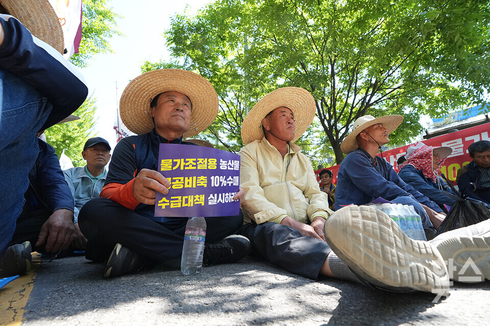 전국농민회총연맹 등 8개 농민단체가 모인 농민의길이 14일 오후 서울 여의도 국회 앞에서 기후재난시대 농민생존권대책촉구 결의대회를 열고 있다. 참석한 농민들이 피켓을 들고 참석하고 있다. /최대성 기자 dpdaesung@sporbiz.co.kr 2024.05.14.