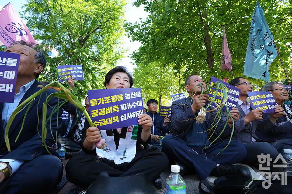 전국농민회총연맹 등 8개 농민단체가 모인 농민의길이 14일 오후 서울 여의도 국회 앞에서 기후재난시대 농민생존권대책촉구 결의대회를 열고 있다. 참석한 농민들이 마늘과 피켓을 들고 참석하고 있다. /최대성 기자 dpdaesung@sporbiz.co.kr 2024.05.14.