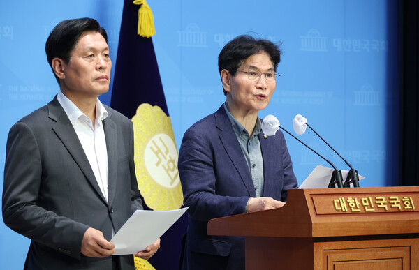 더불어민주당 소속 국회 과학기술정보방송통신위원회 조승래, 외교통일위원회 이용선(오른쪽) 간사가 지난 12일 오후 서울 여의도 국회 소통관에서 일본 네이버 라인 사태 관련 기자회견을 하고 있다. / 연합