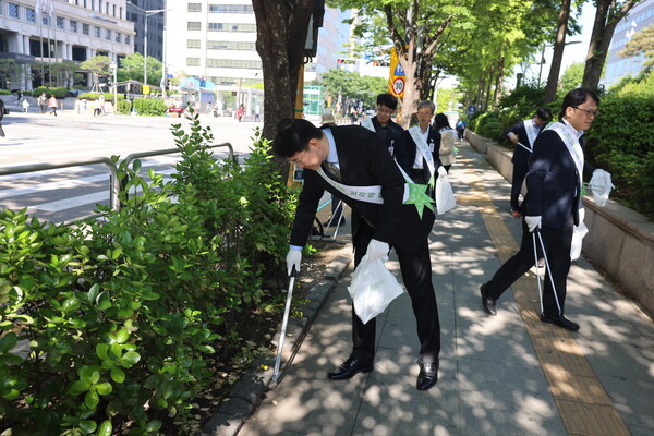 서울특별시보라매병원의 '2024 쓰담쓰담 보라매' 캠페인 활동 모습. / 서울특별시보라매병원 제공