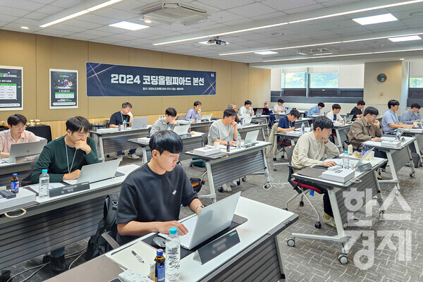 지난 9일 KT 코딩 올림피아드에 참가한 KT 구성원들이 대회를 치르고 있다. / KT