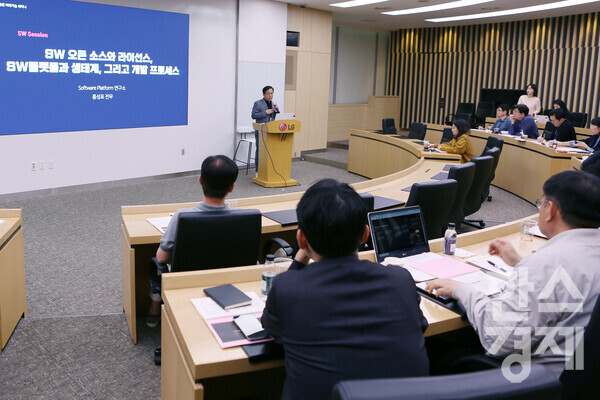 '미래기술 세미나' 강연자로 나선 LG전자 홍성표 CTO SoftwarePlatform연구소장이 임원들을 대상으로 SW 교육을 진행하고 있다. / LG전자