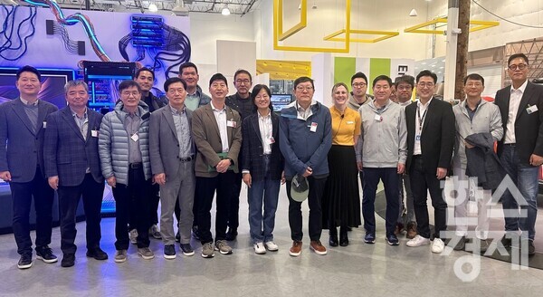 GS 허태수 회장(앞줄 오른쪽부터 6번째)이 GS 그룹 사장단 및 DX 담당 임원과 함께 시애틀에 위치한 마이크로소프트 본사에 방문해 AI 디지털 신기술 사례를 살피고 기념촬영을 하고 있다. / GS그룹