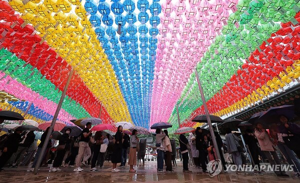 관불식 기다리는 긴 줄 - 부처님오신날인 15일 오후 서울 강남구 봉은사에 비가 내리자 시민들이 우산을 쓰고 관불식을 기다리고 있다. /연합뉴스