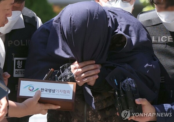 태국 파타야 3인조 살인 피의자 법원 출석 - 태국 파타야에서 한국인을 살해·유기하고 도주한 혐의를 받은 3인조 중 국내에서 체포된 A씨가 15일 오후 경남 창원시 성산구 창원지법에 구속 전 피의자 심문(영장실질심사)을 받기 위해 출석하고 있다. /연합뉴스