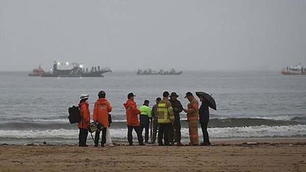 지난해 9월 26일 경북 포항시 남구 해안에서 시험 중인 장갑차 1대가 침수되면서 안에 있던 방산업체 관계자 2명이 실종됐다. 이에 군당국과 해경, 소방이 헬기와 구조선 등을 보내 실종자 수색과 구조에 나섰다. / 연합뉴스. 