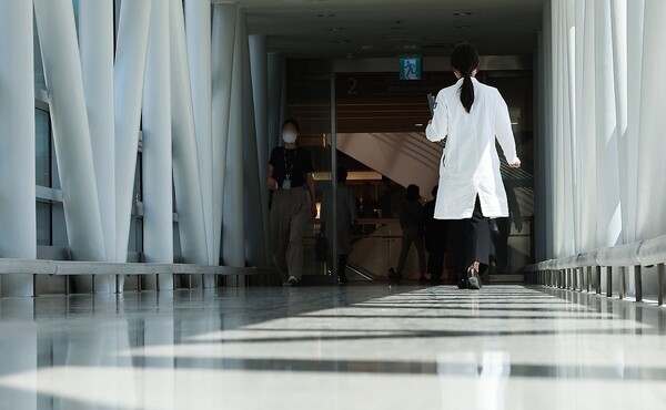 서울 소재 한 대학병원에서 의료진이 이동하는 모습. /연합뉴스 제공