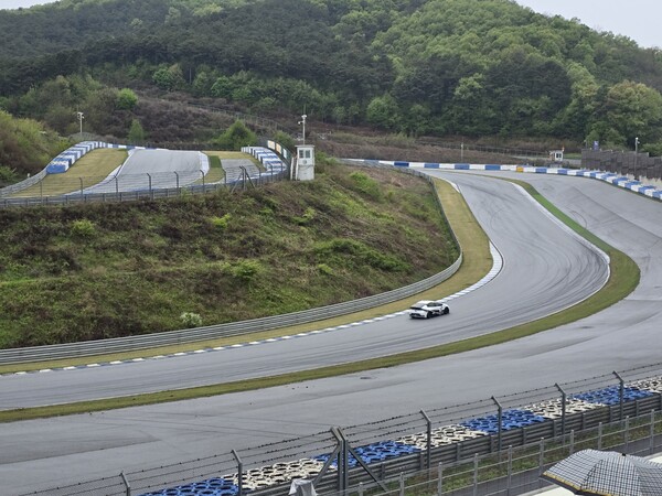 AMG 스피드웨이에서 슈퍼레이스 경기가 펼쳐지고 있다. /박시하 기자