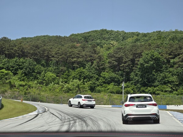 GLC 차량이 AMG 스피드웨이 서킷을 주행하고 있다. /박시하 기자