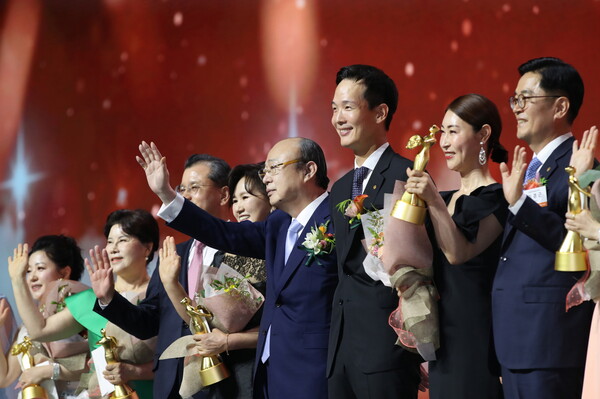 연도대상 시상식에 참석한 김승연 한화그룹 회장. 김동원 한화생명 사장이 곁에서 함께 자리하고 있다. /한화생명금융서비스