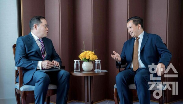 (왼쪽부터)조현상 효성 부회장과 훈 마넷 캄보디아 총리가 지난 17일 대화를 나누고 있다. / 효성