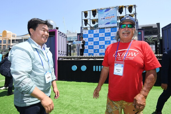 좌)임병택 시흥시장, 우)필립 안 커디씨. 도산 안창호 선생의 장녀인 어머니 안수산 선생의 권유로 10대 때 서핑을 시작한 1세대 한국계 서퍼인 커디 씨는 약 22년간 서핑 선수로 활약했다./ 시흥시 제공