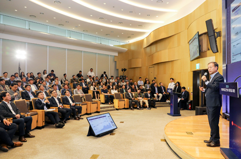 롯데케미칼 이훈기 대표(오른쪽)가 지난 20일 롯데월드타워에서 타운홀 미팅을 진행하고 있다. / 롯데케미칼