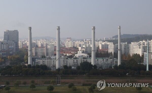 탄소감축 인식을 갖고 있는 국내 수출중소기업 중 탄소중립 달성을 적극 노력 중인 기업은 13.9%에 불과한 것으로 나타났다. 또 73.5%는 탄소중립 달성이 힘든 이유로 ‘투자여력 제한’을 꼽았다. / 연합뉴스