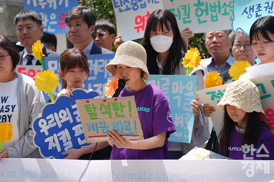 아기기후소송 청구인 보호자이자 탄소중립기본계획 위헌 소송 청구인인 김정덕 씨가 21일 오후 서울 종로구 헌법재판소 정문 앞에서 열린 ‘희망'의 메리골드가 피어난 기후소송 2차 공개변론 기자회견에서 발언하고 있다. /최대성 기자 dpdaesung@sporbiz.co.kr 2024.05.21