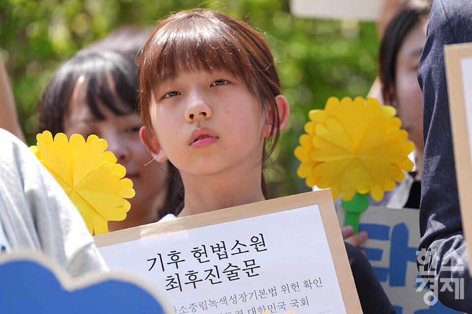 아기기후소송 청구인 한제아 양이 21일 오후 서울 종로구 헌법재판소 정문 앞에서 열린 ‘희망'의 메리골드가 피어난 기후소송 2차 공개변론 기자회견서 최후진술문을 들고 있다. /최대성 기자 dpdaesung@sporbiz.co.kr 2024.05.21