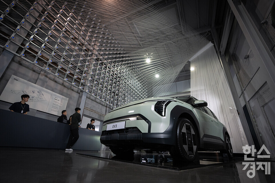 지난 22일 오전 서울 성동구 기아 EV 언플러그드 그라운드에서  'The Kia EV3 포토미디어데이' 행사가 열렸다. 사진은 전시된 EV3. /최대성 기자 dpdaesung@sporbiz.co.kr 2024.05.22