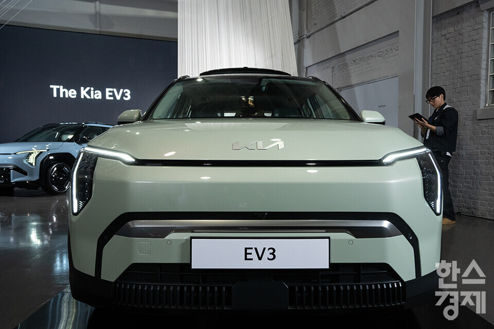 지난 22일 오전 서울 성동구 기아 EV 언플러그드 그라운드에서  'The Kia EV3 포토미디어데이' 행사가 열렸다. 사진은 전시된 EV3 전면부 모습. /최대성 기자 dpdaesung@sporbiz.co.kr 2024.05.22