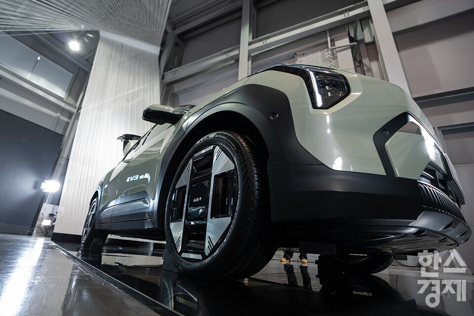 지난 22일 오전 서울 성동구 기아 EV 언플러그드 그라운드에서  'The Kia EV3 포토미디어데이' 행사가 열렸다. 휠 아치를 따라 이어지는 블랙 클래딩부에 리사이클 플라스틱이 적용됐다. /최대성 기자 dpdaesung@sporbiz.co.kr 2024.05.22