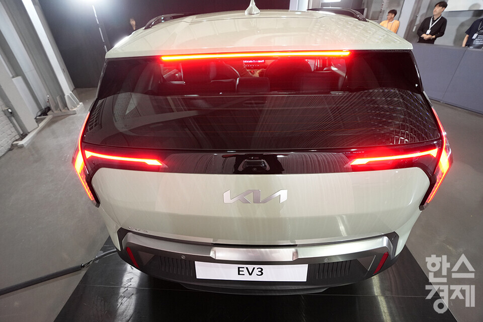 지난 22일 오전 서울 성동구 기아 EV 언플러그드 그라운드에서  'The Kia EV3 포토미디어데이' 행사가 열렸다. 사진은 전시된 EV3 후면부 모습으로 리어글래스와 부드럽게 이어지는 스타맵 시그니처 라이팅을 차체 양 끝에 배치해 깔끔한 테일게이트를 만들었다. /최대성 기자 dpdaesung@sporbiz.co.kr 2024.05.22