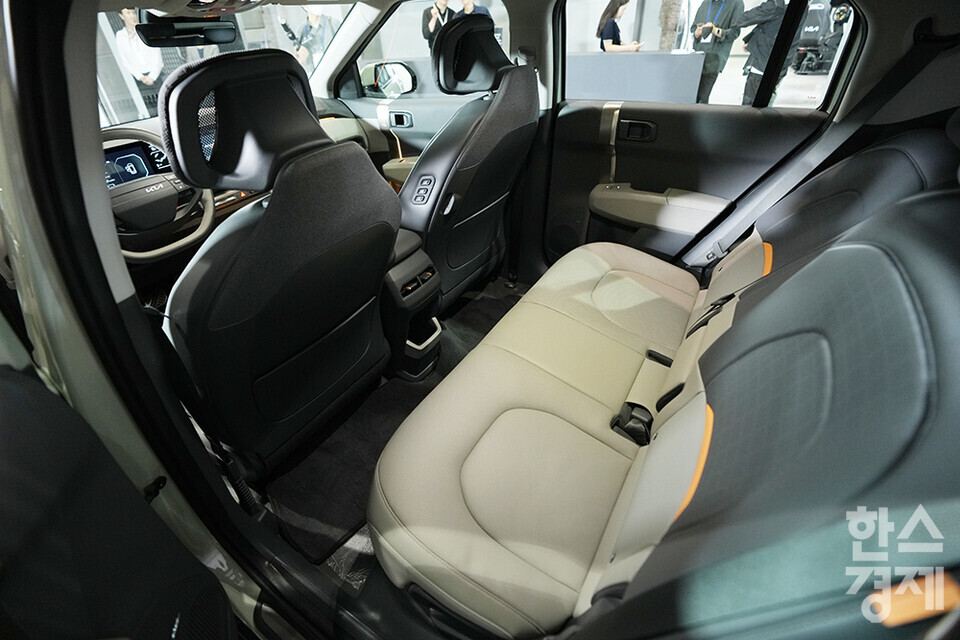 지난 22일 오전 서울 성동구 기아 EV 언플러그드 그라운드에서  'The Kia EV3 포토미디어데이' 행사가 열렸다. 사진은 EV3의 뒷자석 모습으로 비교적 넓은 실내 공간이 특징이다. /최대성 기자 dpdaesung@sporbiz.co.kr 2024.05.22