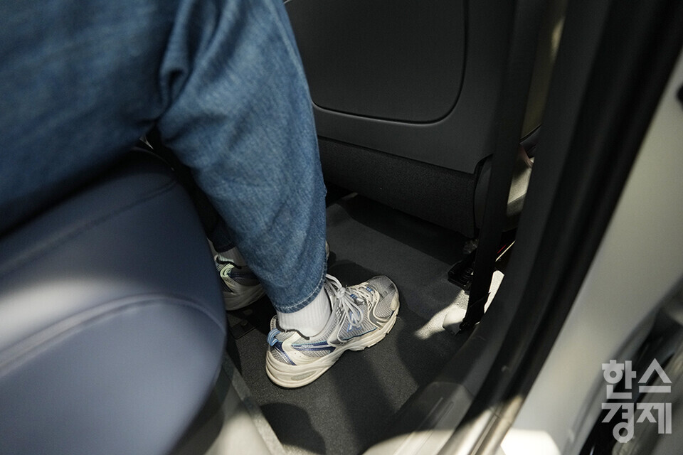 지난 22일 오전 서울 성동구 기아 EV 언플러그드 그라운드에서  'The Kia EV3 포토미디어데이' 행사가 열렸다. 사진은 EV3의 뒷자석 모습으로 비교적 넓은 실내 공간이 특징이다. /최대성 기자 dpdaesung@sporbiz.co.kr 2024.05.22